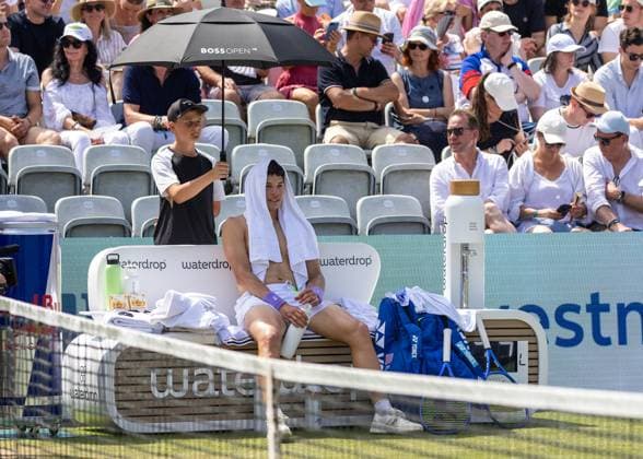 BAU Stuttgart Tennis , BOSS Open, Ben Shelton (USA) auf der Bank oberkörperfrei