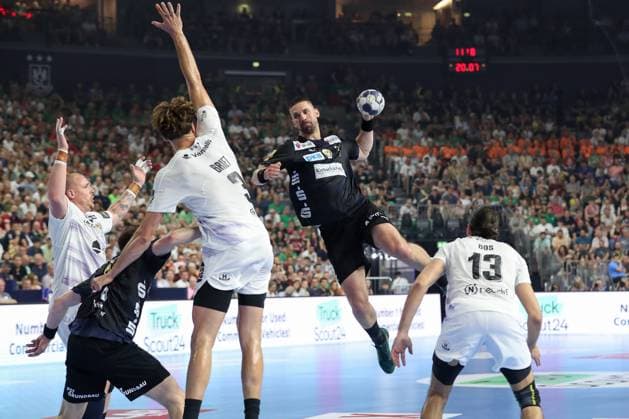 14.06.2025, xtgx, Handball, EHF Champions League Halbfinale 1, Füchse Berlin - HBC Nantes v.l. Fabian Wiede (Berlin, 3) wirft Tor, Torschuetze, erzielt Tor, Treffer, scores the goal Koeln