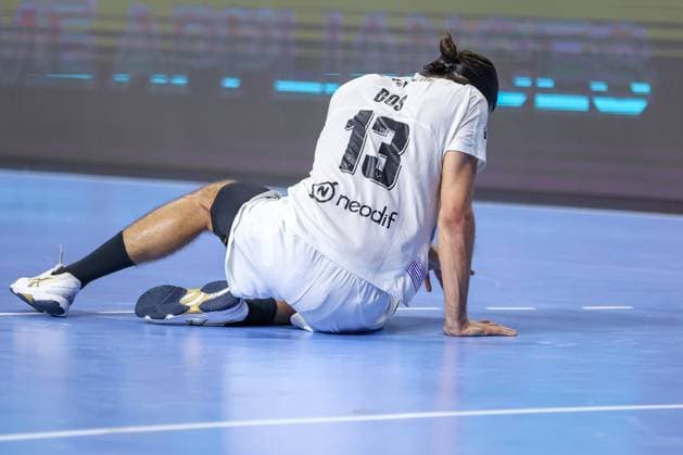 14.06.2025, Handball, Halbfinale TruckScout24 EHF FINAL4, LANXESS arena Köln, Füchse Berlin - HBC Nantes: Julien Bos (HBC Nantes FRA 13) liegt enttäuscht auf dem Boden Enttäuschung Nordrhein-Westfalen Deutschland