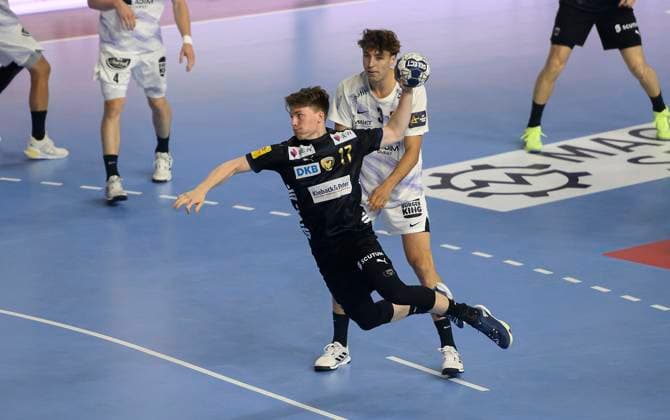 v.l. Nils LICHTLEIN (B), Thibaud BRIET (NAN) Zweikampf, Aktion, Wurf, Handball Champions League Final Four 2025, Halbfinale, Fuechse Berlin (B) - HBC Nantes (NAN), am 14.06.2025 in Koeln Deutschland. Â
