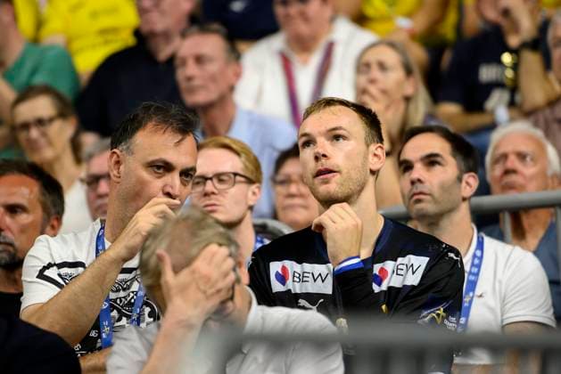 Mathias GIDSEL (B) sitzt auf der Tribuene, nach der Roten Karte, l. Bob HANNING (B, Geschaeftsfuehrer) Handball Champions League Final Four 2025, Halbfinale, Fuechse Berlin (B) - HBC Nantes (NAN), am 14.06.2025 in Koeln Deutschland. Â