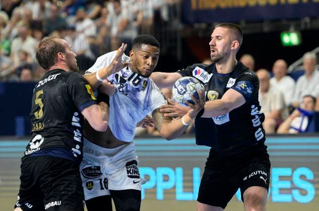 v.l. Max DARJ (B), O Brian NYATEU (NAN), Fabian WIEDE (B) , Aktion, zweikampf, Handball Champions League Final Four 2025, Halbfinale, Fuechse Berlin (B) - HBC Nantes (NAN), am 14.06.2025 in Koeln Deutschland. Â
