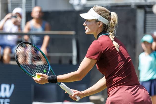 Berlin, 14.06.25, Tennis: ecotrans Ladies Open Berlin im Steffi-Graf-Stadion. Damen, Einzel, Kalinskaya (Russland) - Seidel (Deutschland). Anna Kalinskaya (Russland) schlaegt auf. Berlin Tennis Open by HYLO 2025
