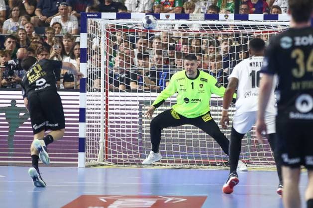 14.06.2025, xgox, Handball - EHF Champions League - Halbfinale 1 Fuechse Berlin - HBC Nantes emspor, v.l. Tim Freihoefer (Berlin, 20) beim Siebenmeter gegen Ivan Pesic (Nantes, 1) Koeln