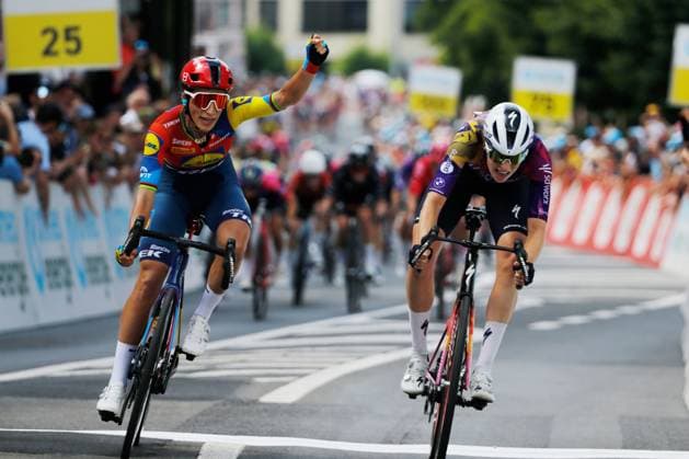 TDS Women Siegerin Elisa Balsamo ITA Team Lidl Trek 14.06.2025 Sursee, SCHWEIZ, Tour de Suisse Women 3.Etappe Sursee - Kuessnacht Siegerin Elisa Balsamo ITA Team Lidl Trek - Rechts Mischa Bredewold NED Team SD Worx - Protime