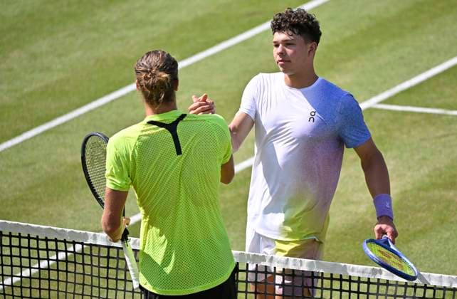 Ben Shelton (USA) gratuliert Alexander Zverev (GER) zum Matchgewinn Gestik Geste Tennis Herren BOSS Open ATP, Tennis Herren 250 Stuttgart 2025 Weissenhof BOSS Open ATP 250 Stuttgart 2025