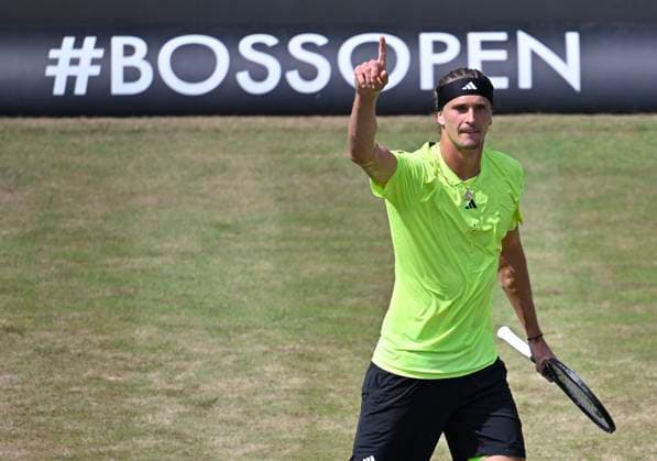 Alexander Zverev (GER) Jubel, Freude, Emotion, emotional, jubelt, Glueck, gluecklich, Gestik Geste Logo BOSSOPEN Tennis Herren BOSS Open ATP, Tennis Herren 250 Stuttgart 2025 Weissenhof BOSS Open ATP 250 Stuttgart 2025