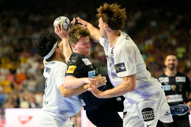 v.l. Shuichi YOSHIDA (NAN), Nils LICHTLEIN (B), Thibaud BRIET (NAN) Aktion, Zweikampf, Handball Champions League Final Four 2025, Halbfinale, Fuechse Berlin (B) - HBC Nantes (NAN), am 14.06.2025 in Koeln Deutschland. Â