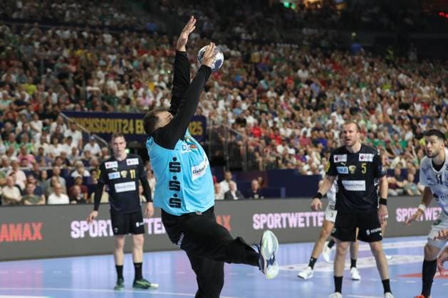 14.06.2025, xtgx, Handball, EHF Champions League Halbfinale 1, Füchse Berlin - HBC Nantes v.l. Dejan Milosavljev (Berlin, 96) Parade, haelt den Ball, faengt den Ball, pariert Koeln