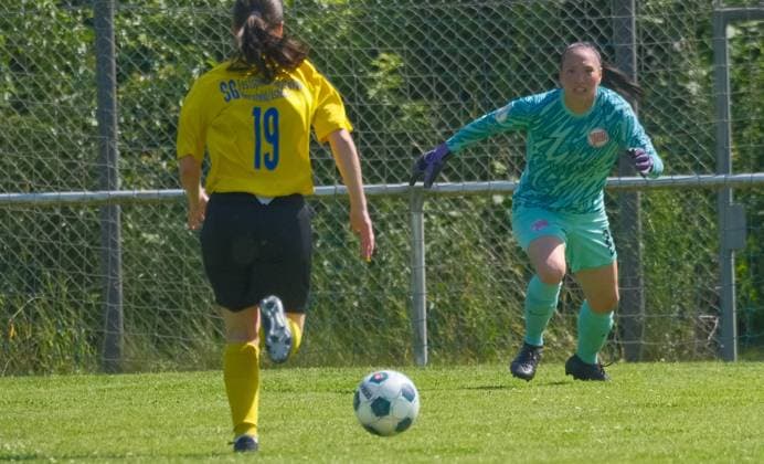 14.06.2025 xkhx Bad Hersfeld Finale des Hessenpokals der Frauen SF BG MArburg - Kickers Offenbach Antonia Hoffmann (Marburg9 gegen Torwart Da-Hye Lee (OFC)
