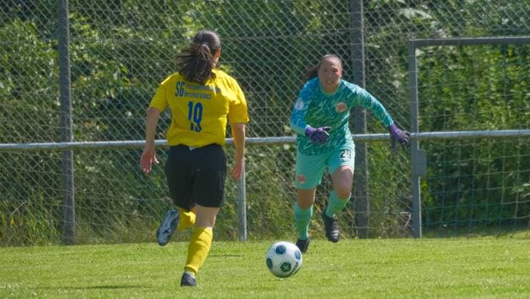 14.06.2025 xkhx Bad Hersfeld Finale des Hessenpokals der Frauen SF BG MArburg - Kickers Offenbach Antonia Hoffmann (Marburg9 gegen Torwart Da-Hye Lee (OFC)