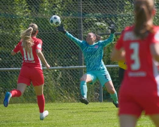 14.06.2025 xkhx Bad Hersfeld Finale des Hessenpokals der Frauen SF BG MArburg - Kickers Offenbach Torwart Da-Hye Lee (OFC) hält