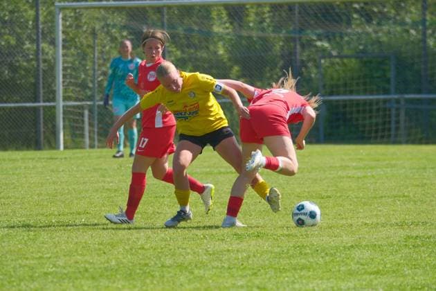 14.06.2025 xkhx Bad Hersfeld Finale des Hessenpokals der Frauen SF BG MArburg - Kickers Offenbach Meike Weber (17, OFC Frauen) und Leonie Gosch (8, OFC Frauen) gegen Lena Marie Bauer (Marburg)