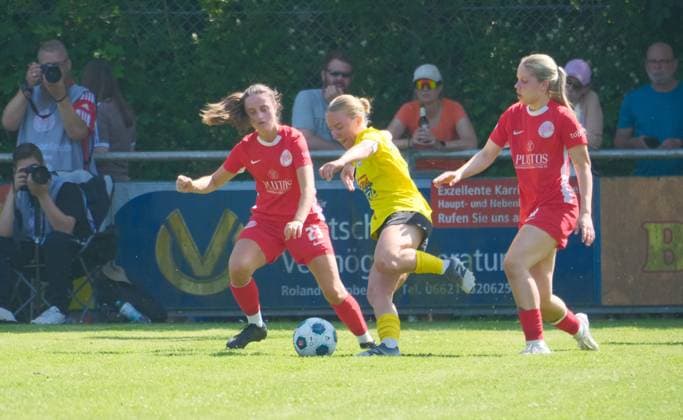 14.06.2025 xkhx Bad Hersfeld Finale des Hessenpokals der Frauen SF BG MArburg - Kickers Offenbach Jolie Huhn (23, OFC Frauen) und Leonie Gosch (8, OFC Frauen) gegen Lena Marie Bauer (Marburg)