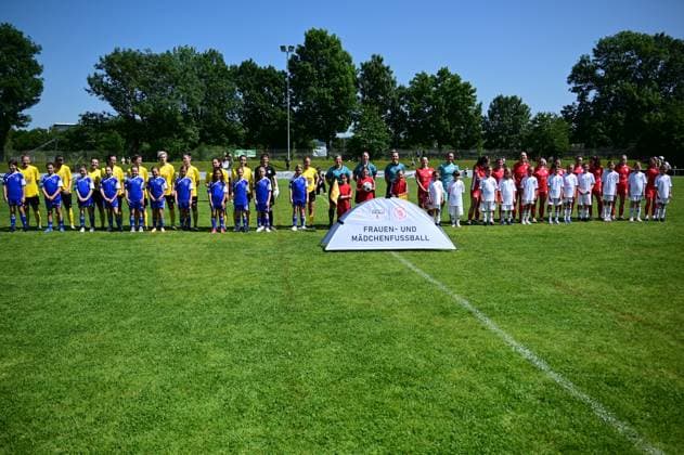 14.06.2025 xkhx Bad Hersfeld Finale des Hessenpokals der Frauen SF BG MArburg - Kickers Offenbach Aufstellung der Mansnchaften und Schiedsrichter vor dem Spiel