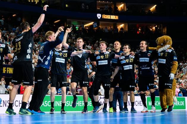 Koeln, Deutschland: Handball EHF CL Final 4 - Halbfinale - Fuechse Berlin - HBC Nantes die Mannschaft von Berlin Schlussjubel Schlußjubel Emotion Freude Koeln Lanxess Arena Nordrhein-Westfalen Deutschland