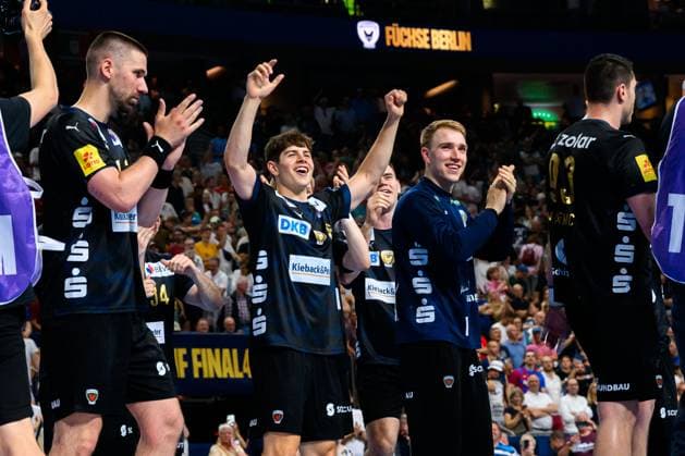 Koeln, Deutschland: Handball EHF CL Final 4 - Halbfinale - Fuechse Berlin - HBC Nantes Leo Prantner (Berlin) , Torhueter Lasse Ludwig (Berlin) Schlussjubel Schlußjubel Emotion Freude Koeln Lanxess Arena Nordrhein-Westfalen Deutschland