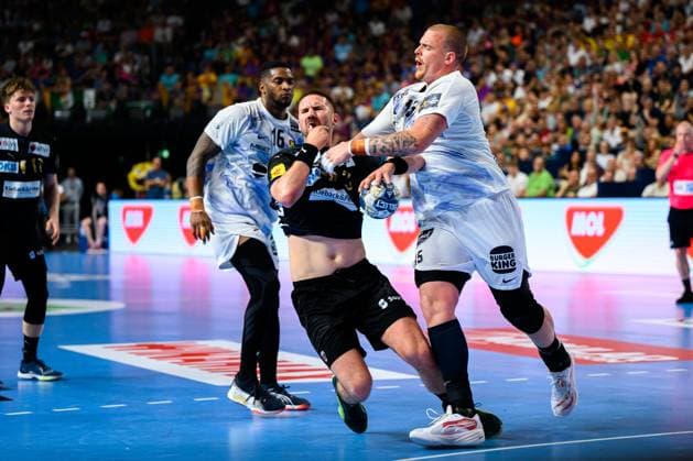 Koeln, Deutschland: Handball EHF CL Final 4 - Halbfinale - Fuechse Berlin - HBC Nantes v. li. im Zweikampf Fabian Wiede (Berlin), Matej Gaber (Nantes) Koeln Lanxess Arena Nordrhein-Westfalen Deutschland