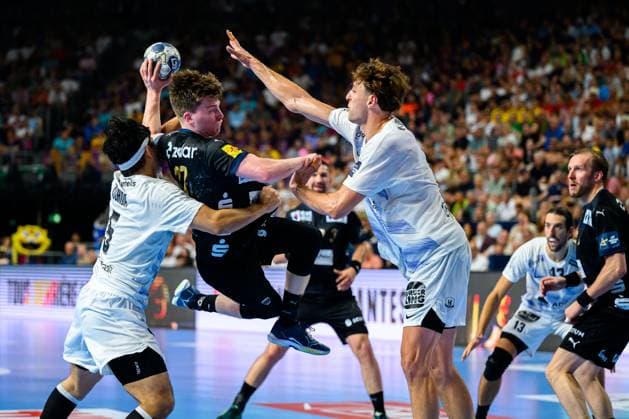 Koeln, Deutschland: Handball EHF CL Final 4 - Halbfinale - Fuechse Berlin - HBC Nantes v. li. im Zweikampf Shuichi Yoshida (Nantes), Nils Lichtlein (Berlin), Thibaud Briet (Nantes) Koeln Lanxess Arena Nordrhein-Westfalen Deutschland