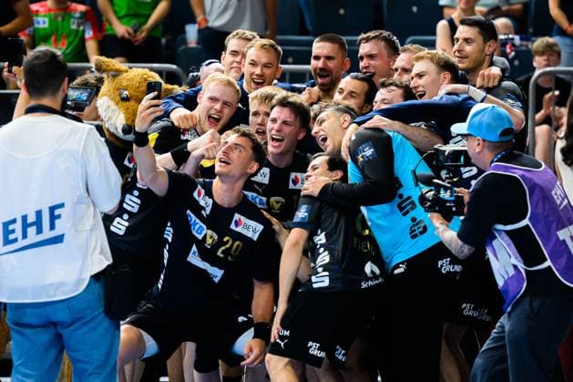 Sport Bilder des Tages Koeln, Deutschland: Handball EHF CL Final 4 - Halbfinale - Fuechse Berlin - HBC Nantes die Mannschaft von Berlin Schlussjubel Schlußjubel Emotion Freude Koeln Lanxess Arena Nordrhein-Westfalen Deutschland