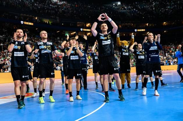 Koeln, Deutschland: Handball EHF CL Final 4 - Halbfinale - Fuechse Berlin - HBC Nantes Fabian Wiede (Berlin), Matthes Langhoff (Berlin), Leo Prantner (Berlin), Mijajlo Marsenic (Berlin) Schlussjubel Schlußjubel Emotion Freude Koeln Lanxess Arena Nordrhein-Westfalen Deutschland