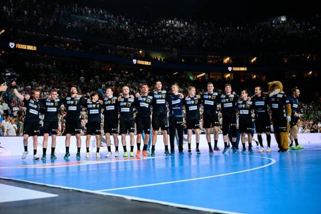 Koeln, Deutschland: Handball EHF CL Final 4 - Halbfinale - Fuechse Berlin - HBC Nantes die Mannschaft von Berlin Schlussjubel Schlußjubel Emotion Freude Koeln Lanxess Arena Nordrhein-Westfalen Deutschland