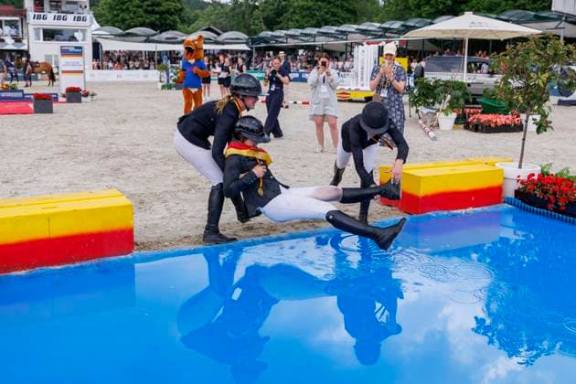 Sport Themen der Woche KW24 Sport Bilder des Tages BALVE - LONGINES Balve Optimum 2025, BALVE - LONGINES Balve Optimum 2025 DE BOER Stephi (GER), HINNERS Sophie (GER), KRUSE Mylen (GER) Meisterehrung Meisterbad Springprüfung Kl.S*** mit 2 Umläufen (1.50 m) Finalwertung Deutsche Meisterschaften Springreiterinnen 2025 Preis der platzmann federn gmbh & co. kg Balve, Reitanlage Schloss Wocklum 14. June 2025 - *** BALVE LONGINES Balve Optimum 2025, BALVE LONGINES Balve Optimum 2025 DE BOER Stephi GER , HINNERS Sophie GER , KRUSE Mylen GER Championships Master Bath Show Jumping Class S with 2 rounds 1 50 m Final German Championships Show Jumping Women 2025 Preis der platzmann federn gmbh co kg Balve, Reitanlage Schloss Wocklum 14 June 2025