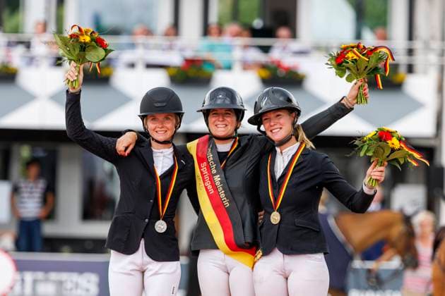 Bilder des Jahres 2025, Sport 06 Juni Sport Themen der Woche KW24 BALVE - LONGINES Balve Optimum 2025, BALVE - LONGINES Balve Optimum 2025 HINNERS Sophie (GER), DE BOER Stephi (GER), KRUSE Mylen (GER) Meisterehrung Springprüfung Kl.S*** mit 2 Umläufen (1.50 m) Finalwertung Deutsche Meisterschaften Springreiterinnen 2025 Preis der platzmann federn gmbh & co. kg Balve, Reitanlage Schloss Wocklum 14. June 2025 - *** BALVE LONGINES Balve Optimum 2025, BALVE LONGINES Balve Optimum 2025 HINNERS Sophie GER , DE BOER Stephi GER , KRUSE Mylen GER Championship class S with 2 rounds 1 50 m Final German Championships Show Jumping Women 2025 Preis der platzmann federn gmbh co kg Balve, riding facility Schloss Wocklum 14 June 2025