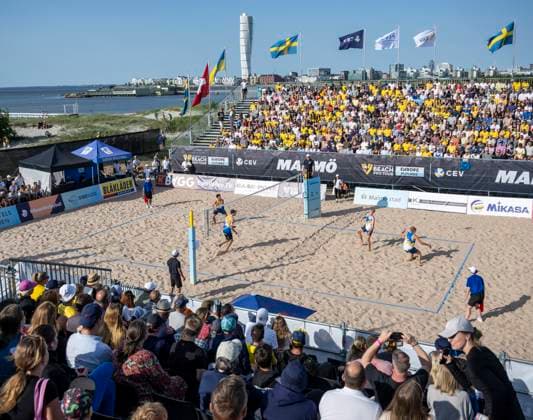 MALMÖ 2025-06-15 David Ahman och Jonatan Hellvig (t h) i lördagens kvartsfinal mot det österrikiska paret i Petutschnig Trummer vid Beach Pro Tour pa Ribban i Malmö. Ahman Hellvig vann 2-0 i set. MALMÖ SVERIGE x50090x
