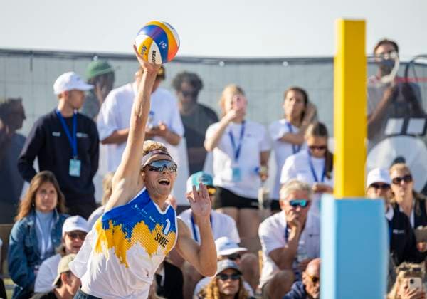 MALMÖ 2025-06-15 Ahman servar. David Ahman och Jonatan Hellvig i lördagens kvartsfinal mot det österrikiska paret i Petutschnig Trummer vid Beach Pro Tour pa Ribban i Malmö. Ahman Hellvig vann 2-0 i set. MALMÖ SVERIGE x50090x