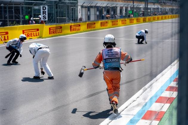 Marshalls reinigen die Strecke bei der Wall of Champions Schikane, CAN, Formel 1 Weltmeisterschaft, Grand Prix von Kanada, Circuit Gilles Villeneuve, Freies Training 3, Saison 2025, 14.06.2025 CAN, Formel 1 Weltmeisterschaft, Grand Prix von Kanada, Circuit Gilles Villeneuve, Freies Training 3, Saison 2025, 14.06.2025 Montreal Copyright: xEibner-Pressefoto MarcelxFischerx EP_MFI