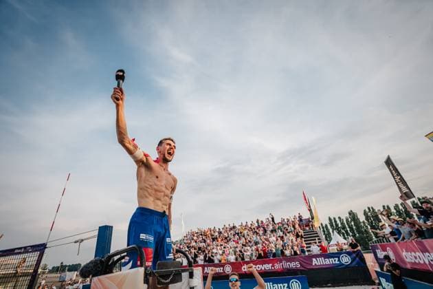 Beachvolleyball Männer Allianz German Beach Tour 2025 Tourstop Bremen 14.06.2025 Bennet Poniewaz mit einer Ansprache an die Fans nach dem Sieg Bremen Waterfront Bremen Deutschland
