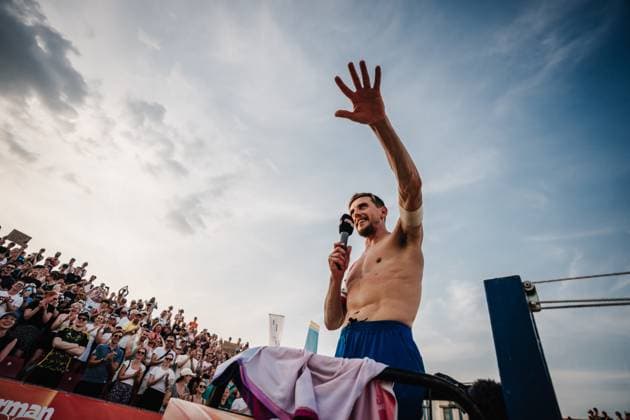 Beachvolleyball Männer Allianz German Beach Tour 2025 Tourstop Bremen 14.06.2025 Bennet Poniewaz mit einer Ansprache an die Fans nach dem Sieg Bremen Waterfront Bremen Deutschland