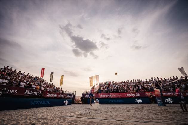 Beachvolleyball Männer Allianz German Beach Tour 2025 Tourstop Bremen 14.06.2025 Bennet Poniewaz beim Aufschlag Bremen Waterfront Bremen Deutschland