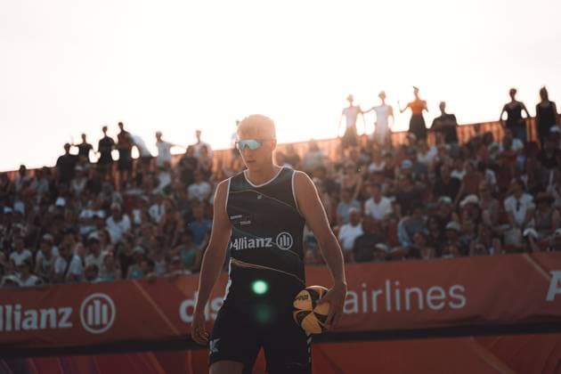 Beachvolleyball Männer Allianz German Beach Tour 2025 Tourstop Bremen 14.06.2025 Yannik Ahr geht zum Aufschlag Bremen Waterfront Bremen Deutschland