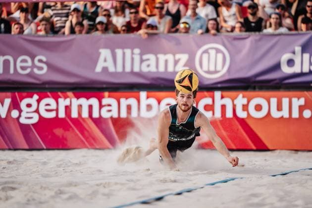 Beachvolleyball Männer Allianz German Beach Tour 2025 Tourstop Bremen 14.06.2025 Luis Henrichs springt zum Ball Bremen Waterfront Bremen Deutschland
