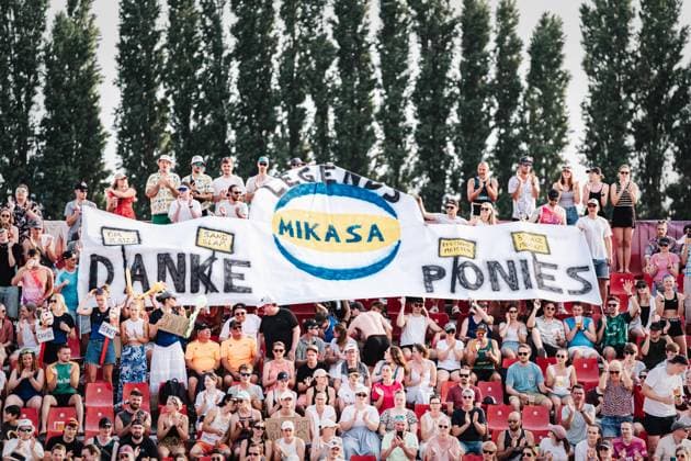 Beachvolleyball Männer Allianz German Beach Tour 2025 Tourstop Bremen 14.06.2025 Fans hissen ein Banner für für die Brüder Bennet und David Poniewaz mit der Aufschrift Danke Ponies Legends Mikasa Bremen Waterfront Bremen Deutschland