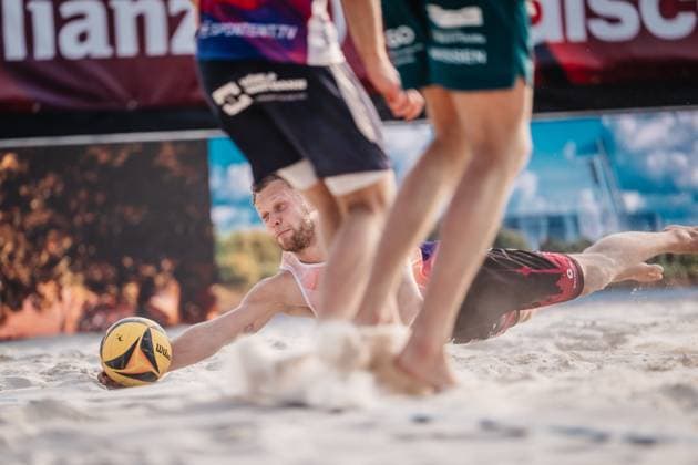 Beachvolleyball Männer Allianz German Beach Tour 2025 Tourstop Bremen 14.06.2025 Eric Stadie-Seeber springt zum Ball Bremen Waterfront Bremen Deutschland