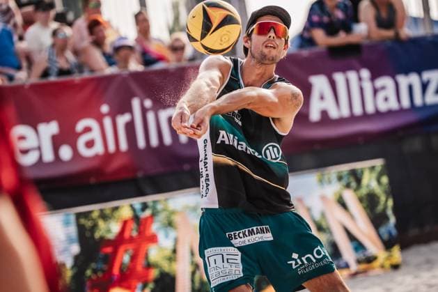 Beachvolleyball Männer Allianz German Beach Tour 2025 Tourstop Bremen 14.06.2025 Niklas Held nimmt den Ball an Bremen Waterfront Bremen Deutschland