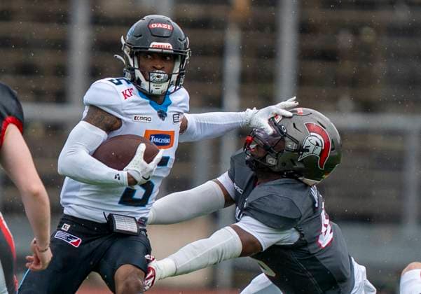 Sport Themen der Woche KW24 Sport Bilder des Tages Devan Burrell (Panthers Wroclaw, 5) blockt Jai-Albert Jackson (Cologne Centurions, 45) weg Cologne Centurions - Panthers Wroclaw 14.06.2025, American Football, European League of Football, Week 5, Cologne Centurions gegen Panthers Wroclaw im Südstadion, Köln *** Devan Burrell Panthers Wroclaw, 5 blocks Jai Albert Jackson Cologne Centurions, 45 away Cologne Centurions Panthers Wroclaw 14 06 2025, American Football, European League of Football, Week 5, Cologne Centurions vs Panthers Wroclaw at Südstadion, Cologne Copyright: HMBxMedia xMarcoxBader