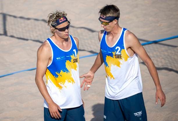 MALMÖ 2025-06-15 David Ahman och Jonatan Hellvig (t v) i lördagens kvartsfinal mot det österrikiska paret i Petutschnig Trummer vid Beach Pro Tour pa Ribban i Malmö. Ahman Hellvig vann 2-0 i set. MALMÖ SVERIGE x50090x