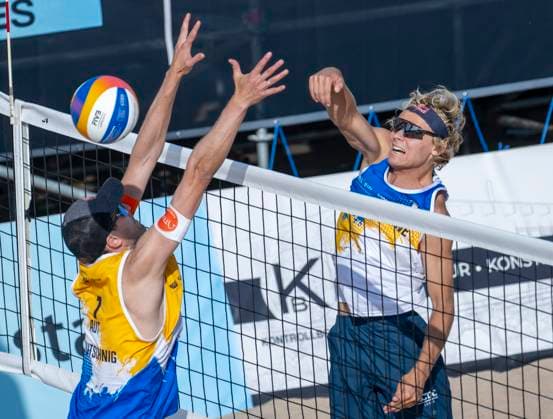 MALMÖ 2025-06-15 David Ahman (t h) och Jonatan Hellvig i lördagens kvartsfinal mot det österrikiska paret i Petutschnig Trummer vid Beach Pro Tour pa Ribban i Malmö. Ahman Hellvig vann 2-0 i set. MALMÖ SVERIGE x50090x
