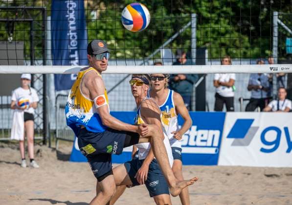 MALMÖ 2025-06-15 David Ahman och Jonatan Hellvig (i lördagens kvartsfinal mot det österrikiska paret i Petutschnig Trummer (närmast) vid Beach Pro Tour pa Ribban i Malmö. Ahman Hellvig vann 2-0 i set. MALMÖ SVERIGE x50090x