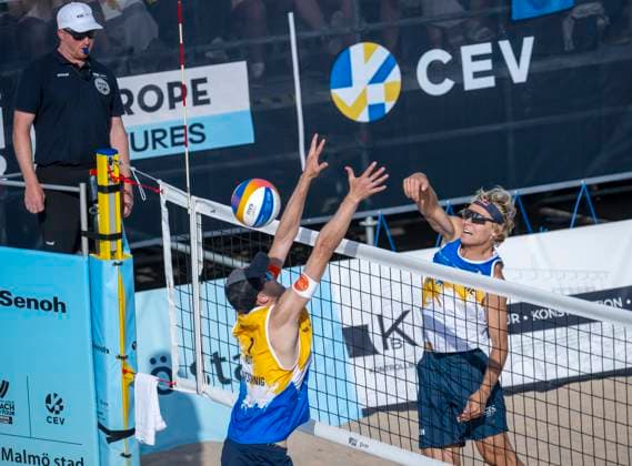 MALMÖ 2025-06-15 David Ahman (t h) och Jonatan Hellvig i lördagens kvartsfinal mot det österrikiska paret i Petutschnig Trummer vid Beach Pro Tour pa Ribban i Malmö. Ahman Hellvig vann 2-0 i set. MALMÖ SVERIGE x50090x