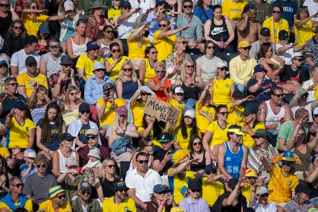 MALMÖ 2025-06-15 Fullsatt pa läktarna da David Ahman och Jonatan Hellvig i lördagens kvartsfinal spelar mot det österrikiska paret i Petutschnig Trummer vid Beach Pro Tour pa Ribban i Malmö. Ahman Hellvig vann 2-0 i set. MALMÖ SVERIGE x50090x