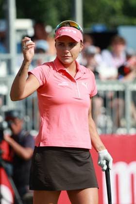 Meijer LPGA, Golf Damen Classic BELMONT, MICHIGAN-JUNE 14: Lexi Thompson of the United States acknowledges the gallery at the 18th green during the third round of the Meijer LPGA Classic for Simply Give golf tournament at Blythefield Country Club in Belmont, MI, USA Saturday, June 14, 2025. Belmont Michigan United States  Copyright: xJorgexLemusx originalFilename:lemus-meijerlp250614_npEEP.jpg