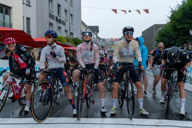 Küssnacht, Schweiz, June 15, 2025 Rain at the start of the Stage 4, Tour de Suisse Women 2025 Host in Küssnacht SZ v-r-n-l VOLLERING Demi (FDJ-SUEZ) REUSSER Marlen (MOVISTAR TEAM) LACH Marta (TEAM SD WORX - PROTIME) CIABOCCO Eleonora (TEAM PICNIC POSTNL) RUEGG Noemi (EF EDUCATION - OATLY) (Pascal von Büren SPP) Copyright: xPascalxvonxBürenx xSPPx spp-en-PaVoBSp-Pavo-TDS-Women-78