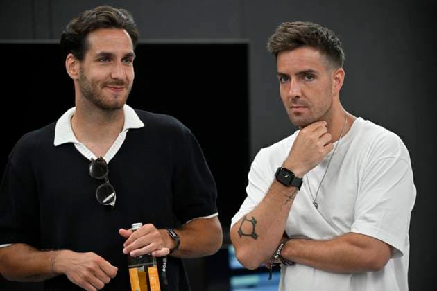 Joshua Keller (links) im Gespraech Diskussion mit Bruder Aaron Keller, Soehne von Schauspieler Mark Keller, Portrait Tennis Herren BOSS Open ATP, Tennis Herren 250 Stuttgart 2025 Weissenhof BOSS Open ATP 250 Stuttgart 2025