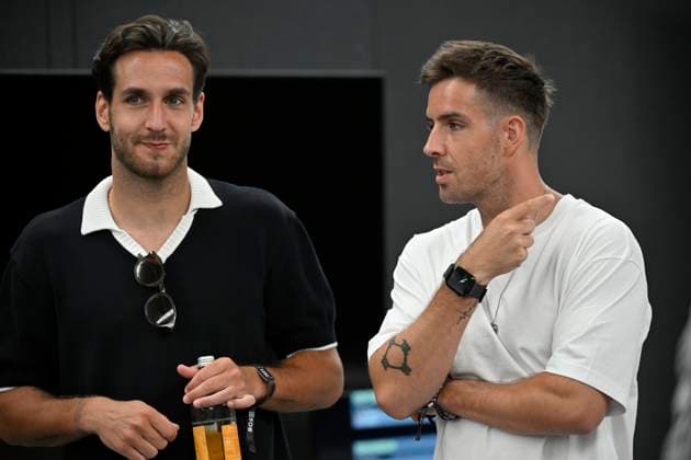 Joshua Keller (links) im Gespraech Diskussion mit Bruder Aaron Keller, Soehne von Schauspieler Mark Keller, Portrait Tennis Herren BOSS Open ATP, Tennis Herren 250 Stuttgart 2025 Weissenhof BOSS Open ATP 250 Stuttgart 2025