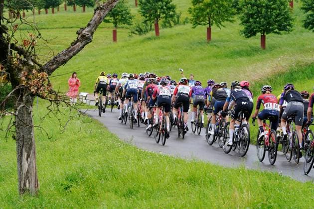15.06.2025 Schweiz, Tour de Suisse Women 4.Eutappe Kuessnacht SZ. - Kuessnacht SZ,Bild : Das Peleton im Aufstieg zum Michaelskreuz.Aktion.